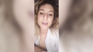 Live TikTok Flashing: She took off her shirt buttons when she had some gifts, and “flash” before leaving #3