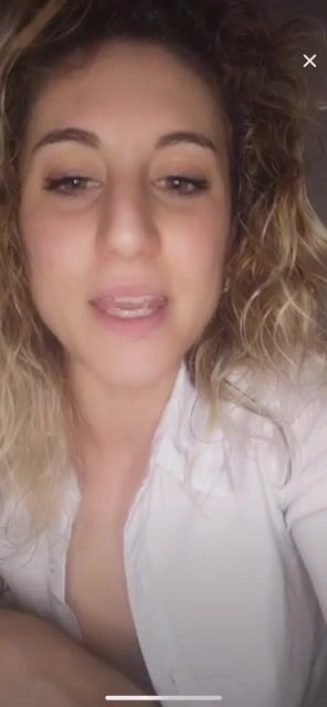 She took off her shirt buttons when she had some gifts,and “flash” before leaving