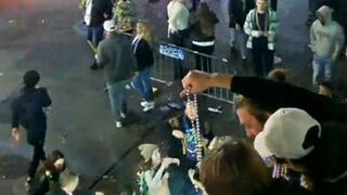 Flashing at Mardi Gras: nice long flash for beads at mardi gras 2022 on earthcam #4