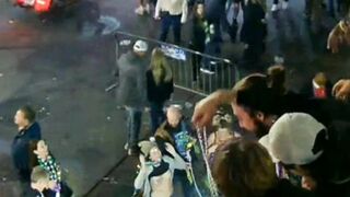 Flashing at Mardi Gras: nice long flash for beads at mardi gras 2022 on earthcam #3