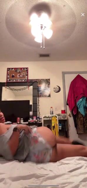 Ass out with a little side boob action @kwill1027